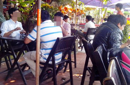 Rất nhiều vị khách la cà tán gẫu tại quán cà phê trong giờ làm việc là cán bộ, công chức nhà nước. Ảnh: minh họa Rất nhiều vị khách la cà tán gẫu tại quán cà phê trong giờ làm việc là cán bộ, công chức nhà nước