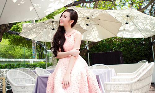 Sau quá nhiều chỉ trích về ăn mặc phản cảm, đỉnh điểm là bài học cấm diễn từ Cục biểu diễn, gần đây Phương Trinh đã chú trọng hơn về trang phục đi dự sự kiện. Những bộ váy cô mặc gợi cảm và sang trọng hơn trước đây khá nhiều