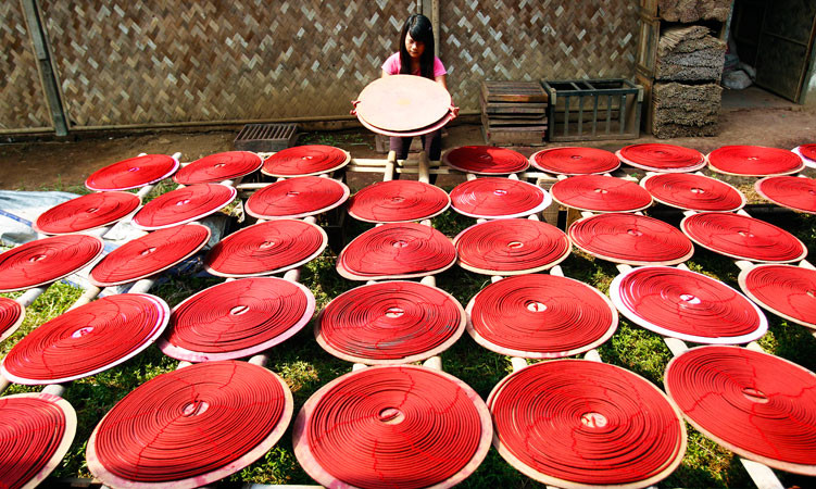 Cô gái Jakarta, Indonesia này đang tích cực làm việc trong những ngày cuối cùng của năm cũ. Trong ảnh, cô gái này đang phơi những chiếc hương vòng to