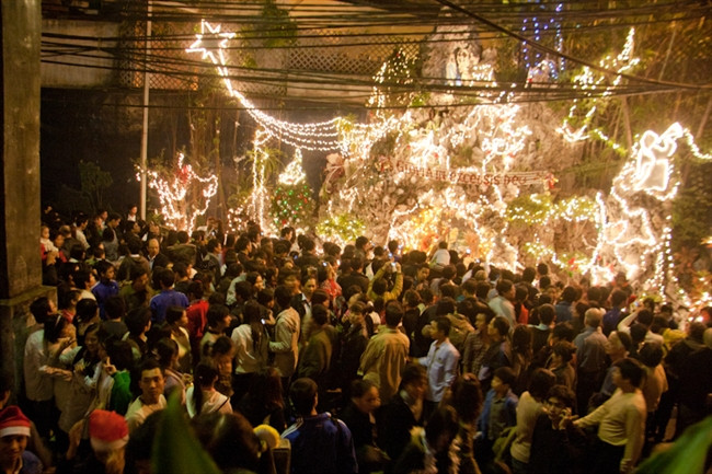 Thiếu điểm vui chơi, nhiều người đổ ra đường đón Noel..