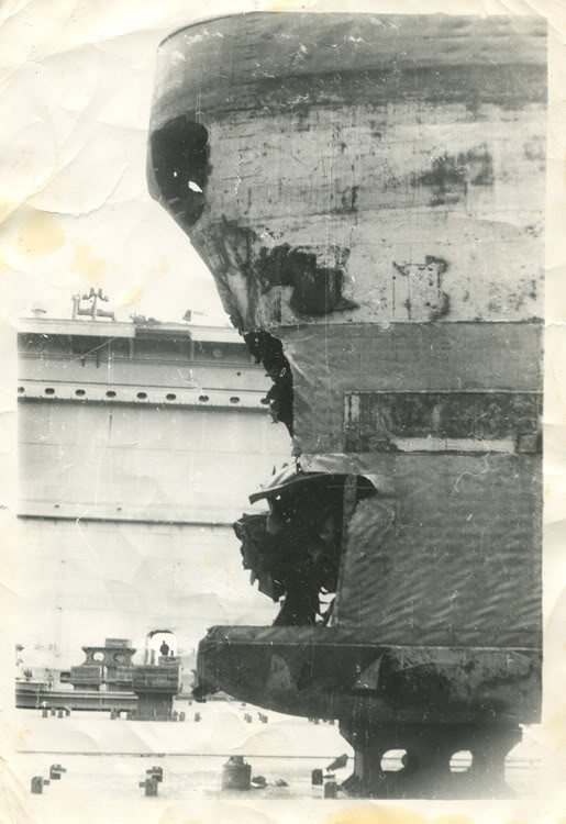 Sau khi trở về căn cứ người ta cắt ống phóng ngư lôi bị hư hại của 