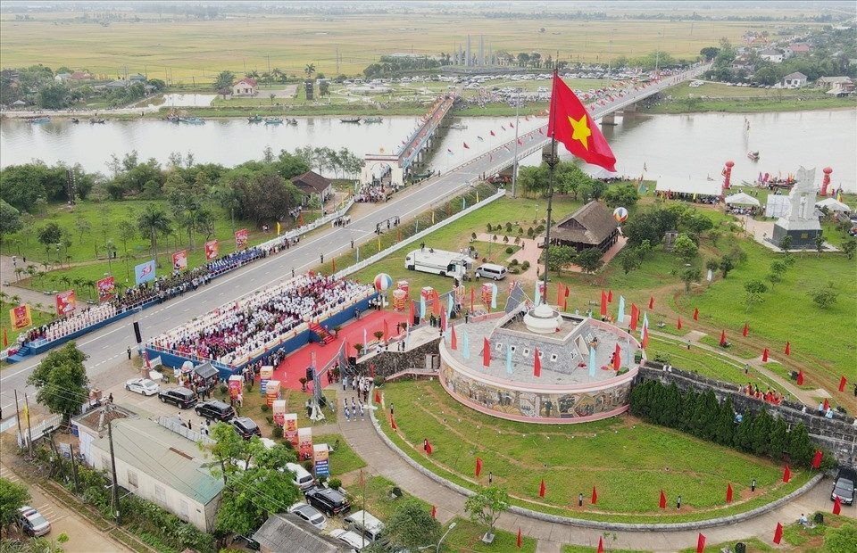 Lễ Thượng cờ Thống nhất non diễn ra tại Di tích Quốc gia đặc biệt Đôi bờ Hiền Lương-Bến Hải vào sáng 30/4.