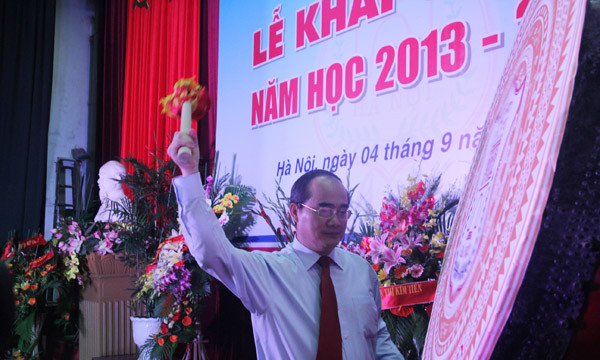 Phó thủ tướng Nguyễn Thiện Nhân đánh trống khai giảng năm học mới tại ĐH Y Hà Nội năm học 2013-2014