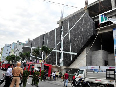 Lực lượng chữa cháy đang tiếp nước từ phía trước khu vực vũ trường New Phương Đông