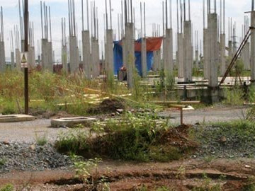 Người mua nhà bỏ tiền vào những bãi đất hoang chưa biết đến bao giờ mới hoàn thành. Ảnh: Dự án khu đô thị Park City. Người mua nhà bỏ tiền vào những bãi đất hoang chưa biết đến bao giờ mới hoàn thành. Ảnh: Dự án khu đô thị Park City