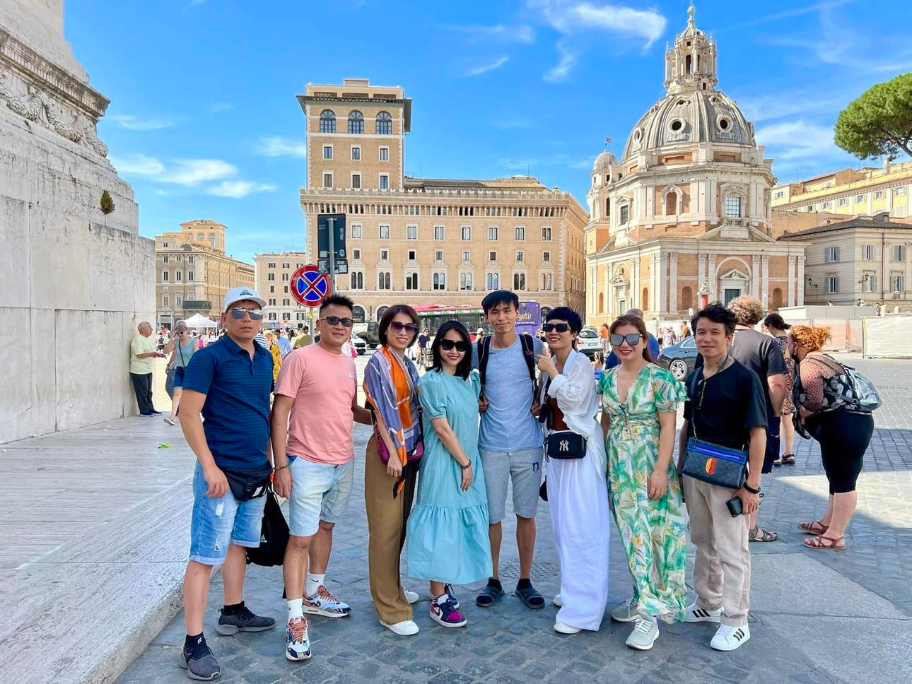 Anh Lý Dật Thụ (ở giữa) dẫn đoàn du khách Việt đi tham quan Italia.