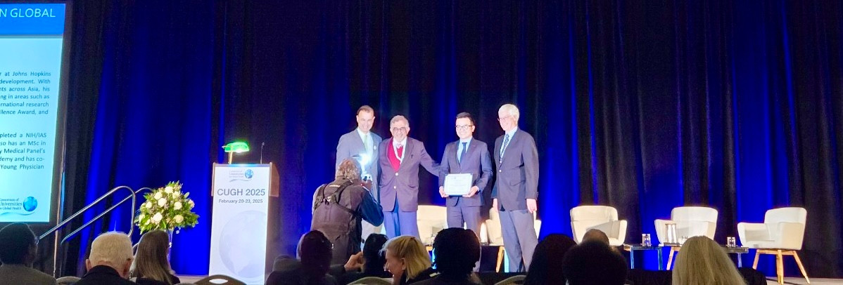 GS.TS Trần Xuân Bách, giảng viên Trường Đại học Y - Dược, Đại học Quốc gia Hà Nội nhận Giải thưởng Lãnh đạo Đổi mới Y tế Toàn cầu 2025. (Ảnh: NVCC). GS.TS Trần Xuân Bách, giảng viên Trường Đại học Y - Dược, Đại học Quốc gia Hà Nội nhận Giải thưởng Lãnh đạo Đổi mới Y tế Toàn cầu 2025. (Ảnh: NVCC).