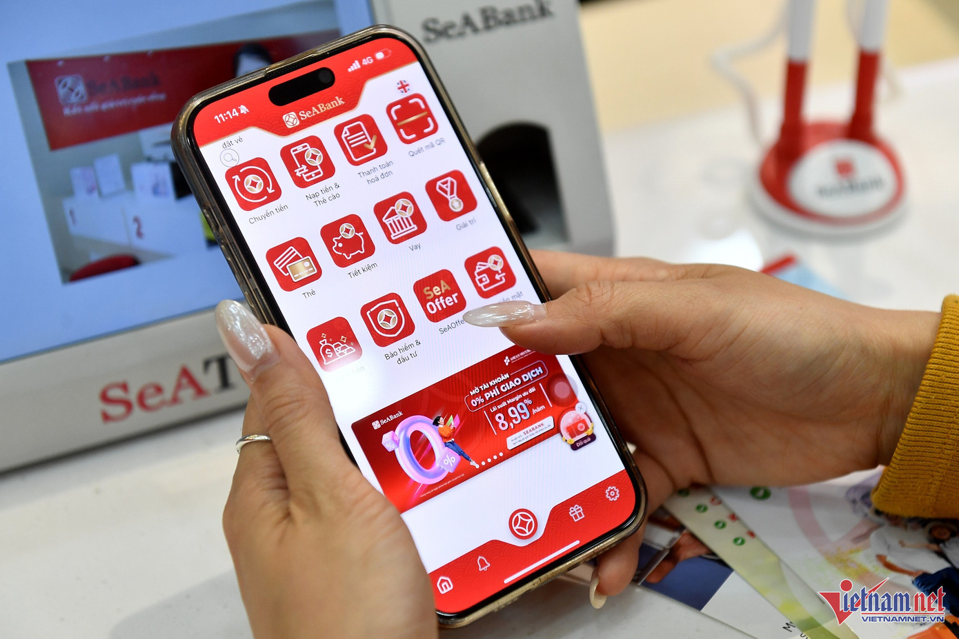 Việc người dùng để lộ số tài khoản có thể gặp rắc rối khi nhận được một số tiền từ tài khoản lạ. Ảnh: Hoàng Hà. Việc người dùng để lộ số tài khoản có thể gặp rắc rối khi nhận được một số tiền từ tài khoản lạ. Ảnh: Hoàng Hà.