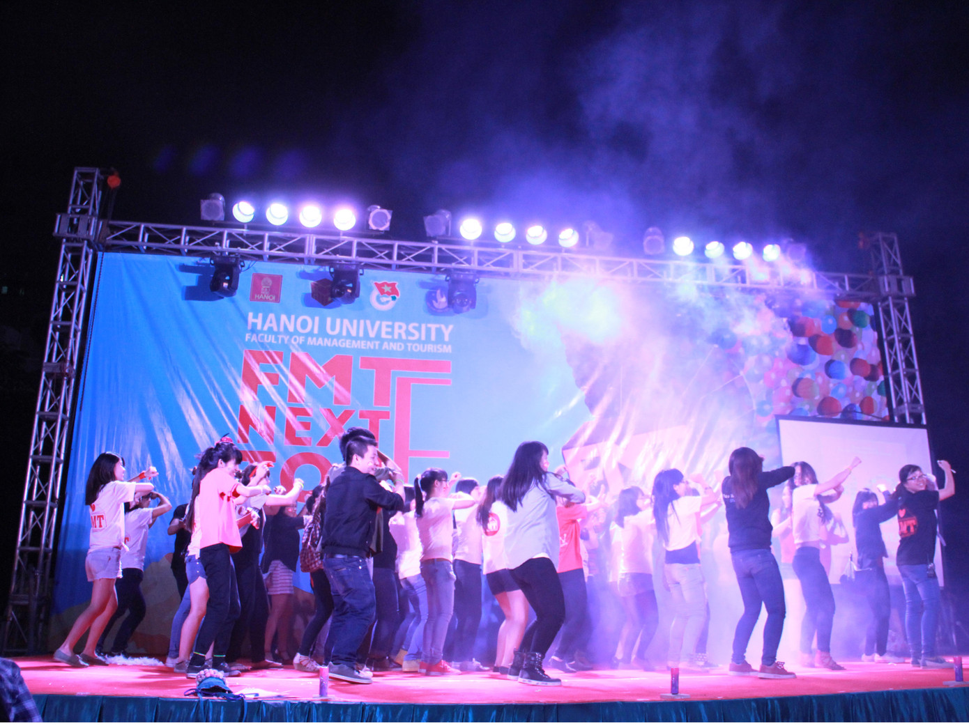 Thầy trò cùng nhảy Flash mob