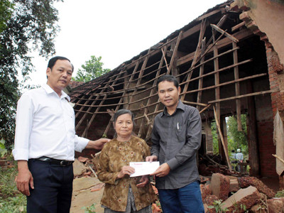 Báo Tiền Phong cùng đại diện lãnh đạo thị trấn Chợ Chùa trao quà cho bà Nguyễn Thị Lên. Báo Tiền Phong cùng đại diện lãnh đạo thị trấn Chợ Chùa trao quà cho bà Nguyễn Thị Lên