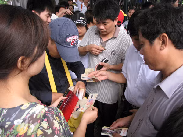 Một số cò vé xuất hiện sáng nay. Họ bán gấp đôi, gấp ba mức giá của ban quản lý nhưng vẫn có rất nhiều phụ huynh mua. Ảnh: Trường Phong