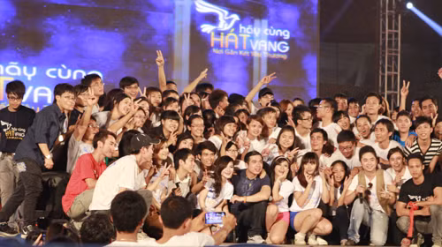 Khoảng 18h, chương trình kết thúc trong sự hứng khởi của các bạn trẻ
