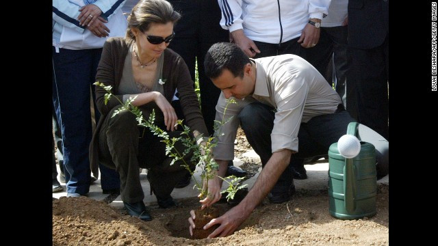 Vợ chồng tổng thống Syria trồng cây tại thủ đô Damascus hôm 27/4/2007