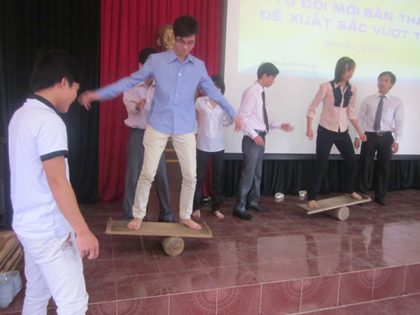 Bạn trẻ học kỹ năng kiềm chế cảm xúc tại Cty Tâm Việt . Bạn trẻ học kỹ năng kiềm chế cảm xúc tại Cty Tâm Việt