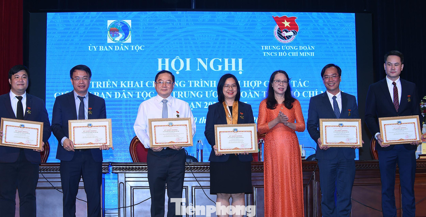 Lãnh đạo Ủy ban Dân tộc trao kỷ niệm chương Vì sự phát triển các dân tộc cho các cán bộ T.Ư Đoàn. Ảnh: Xuân Tùng Lãnh đạo Ủy ban Dân tộc trao kỷ niệm chương Vì sự phát triển các dân tộc cho các cán bộ T.Ư Đoàn. Ảnh: Xuân Tùng