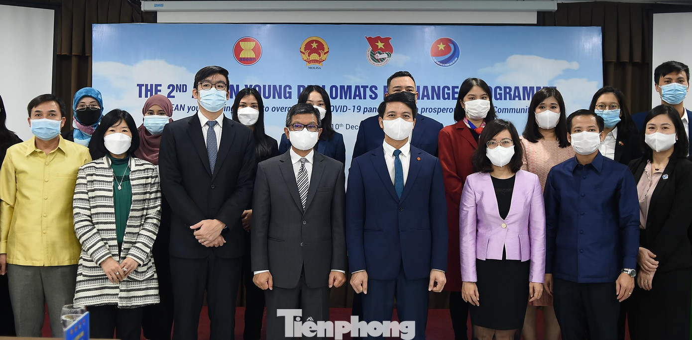 Các đại biểu chụp ảnh lưu niệm. Ảnh: Xuân Tùng Các đại biểu chụp ảnh lưu niệm. Ảnh: Xuân Tùng