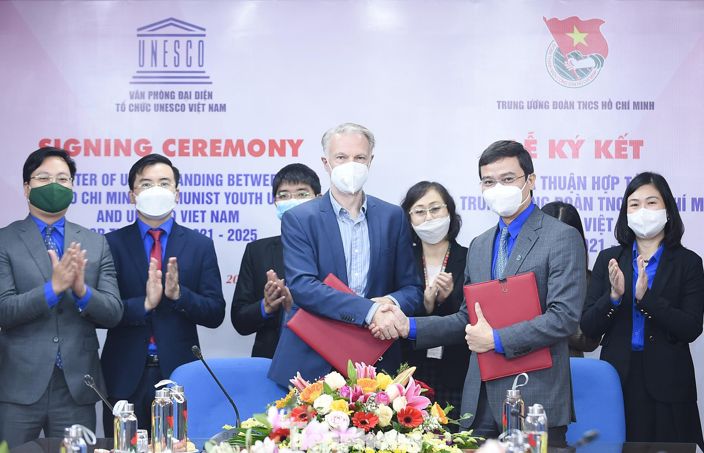 Anh Bùi Quang Huy và ông Christian Manhart ký kết nội dung thỏa thuận hợp tác giữa T.Ư Đoàn và UNESCO tại Việt Nam giai đoạn 2021 - 2025. Ảnh: Xuân Tùng Anh Bùi Quang Huy và ông Christian Manhart ký kết nội dung thỏa thuận hợp tác giữa T.Ư Đoàn và UNESCO tại Việt Nam giai đoạn 2021 - 2025. Ảnh: Xuân Tùng