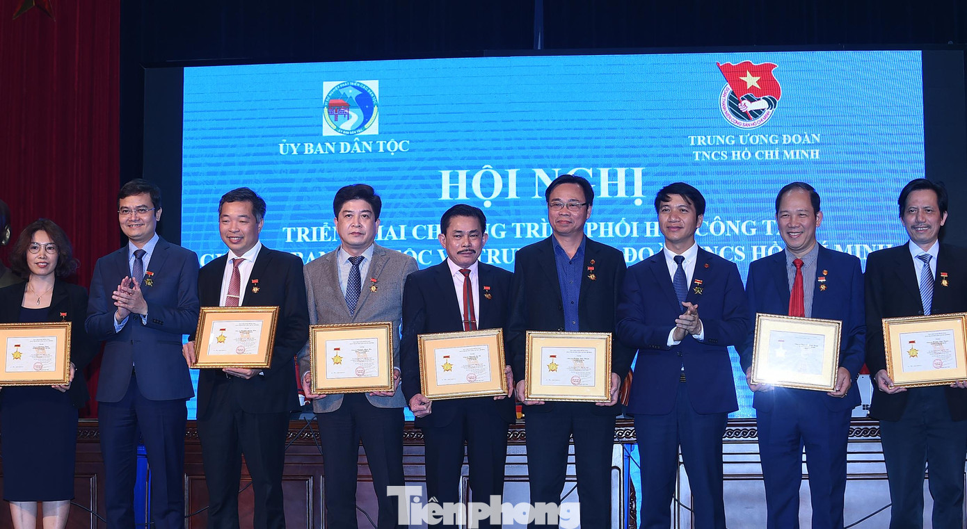 Anh Bùi Quang Huy - Ủy viên dự khuyết T.Ư Đảng, Bí thư thường trực T.Ư Đoàn (thứ hai từ trái sang) và anh Nguyễn Ngọc Lương - Bí thư T.Ư Đoàn trao tặng kỷ niệm chương "Vì thế hệ trẻ" cho cán bộ Ủy ban Dân tộc. Ảnh: Xuân Tùng Anh Bùi Quang Huy - Ủy viên dự khuyết T.Ư Đảng, Bí thư thường trực T.Ư Đoàn (thứ hai từ trái sang) và anh Nguyễn Ngọc Lương - Bí thư T.Ư Đoàn trao tặng kỷ niệm chương "Vì thế hệ trẻ" cho cán bộ Ủy ban Dân tộc. Ảnh: Xuân Tùng