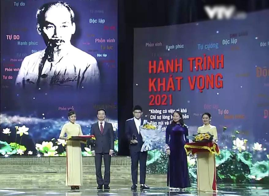 Hoàng Khánh được tuyên dương trong chương trình