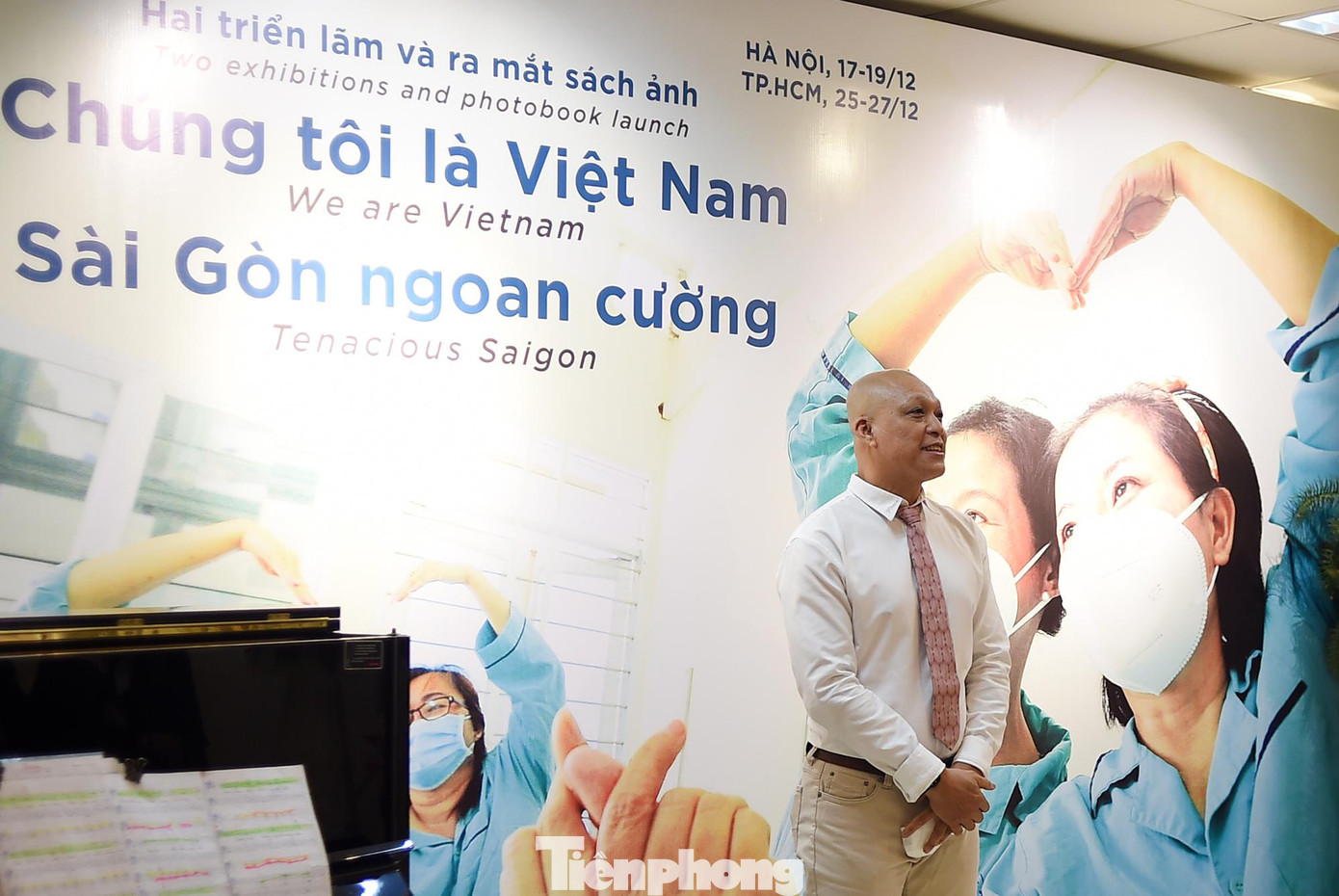 Triển lãm ảnh “Chúng tôi là Việt Nam” và “Sài Gòn ngoan cường” diễn ra tại số 2 Lê Thái Tổ (Hoàn Kiếm, Hà Nội) do Trung tâm Thông tin văn hóa Hồ Gươm và nghệ sĩ nhiếp ảnh Nguyễn Á tổ chức. Trong ảnh, tác giả Nguyễn Á chia sẻ tại buổi khai mạc triển lãm chiều 17/12. Triển lãm ảnh “Chúng tôi là Việt Nam” và “Sài Gòn ngoan cường” diễn ra tại số 2 Lê Thái Tổ (Hoàn Kiếm, Hà Nội) do Trung tâm Thông tin văn hóa Hồ Gươm và nghệ sĩ nhiếp ảnh Nguyễn Á tổ chức. Trong ảnh, tác giả Nguyễn Á chia sẻ tại buổi khai mạc triển lãm chiều 17/12.