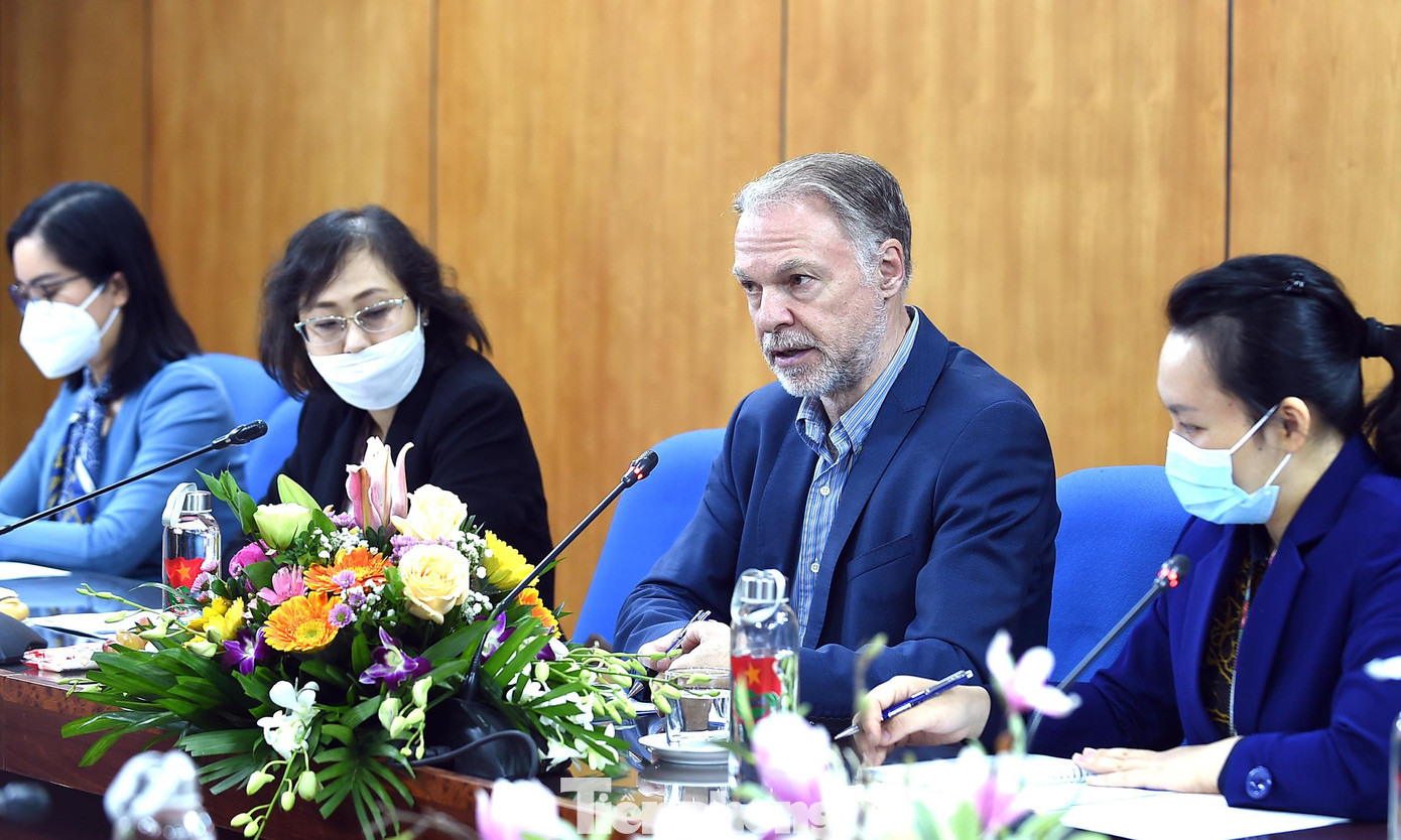 Ông Christian Manhart trao đổi tại chương trình. Ảnh: Xuân Tùng Ông Christian Manhart trao đổi tại chương trình. Ảnh: Xuân Tùng