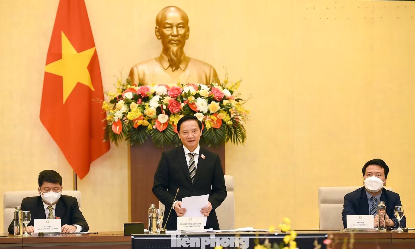 Phó Chủ tịch Quốc hội Nguyễn Khắc Định biểu dương và bày tỏ khâm phục trước những thành tích, cống hiến của 50 đại biểu chương trình "Tỏa sáng nghị lực Việt". Ảnh: Xuân Tùng