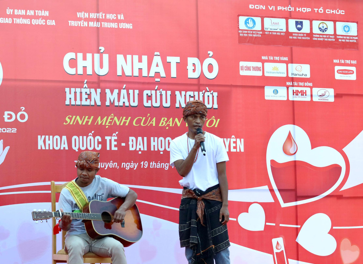 Tiết mục văn nghệ mở đầu chương trình Chủ nhật Đỏ