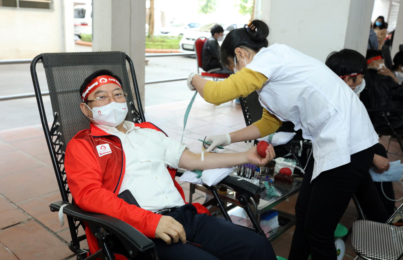 Nhà báo Lê Xuân Sơn tham gia hiến máu tại chương trình