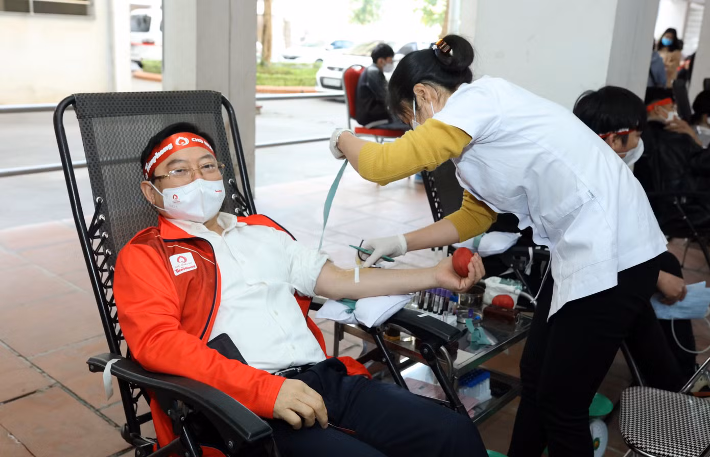Nhà báo Lê Xuân Sơn tham gia hiến máu tại chương trình Nhà báo Lê Xuân Sơn tham gia hiến máu tại chương trình