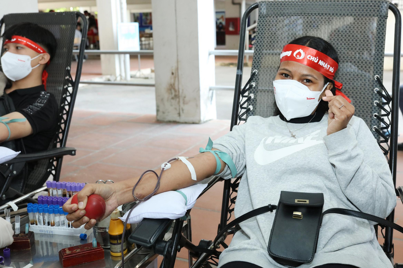 Vidal Pereira học ngành Quản trị kinh doanh khoa Quốc tế ĐH Thái Nguyên hiến máu tại chương trình