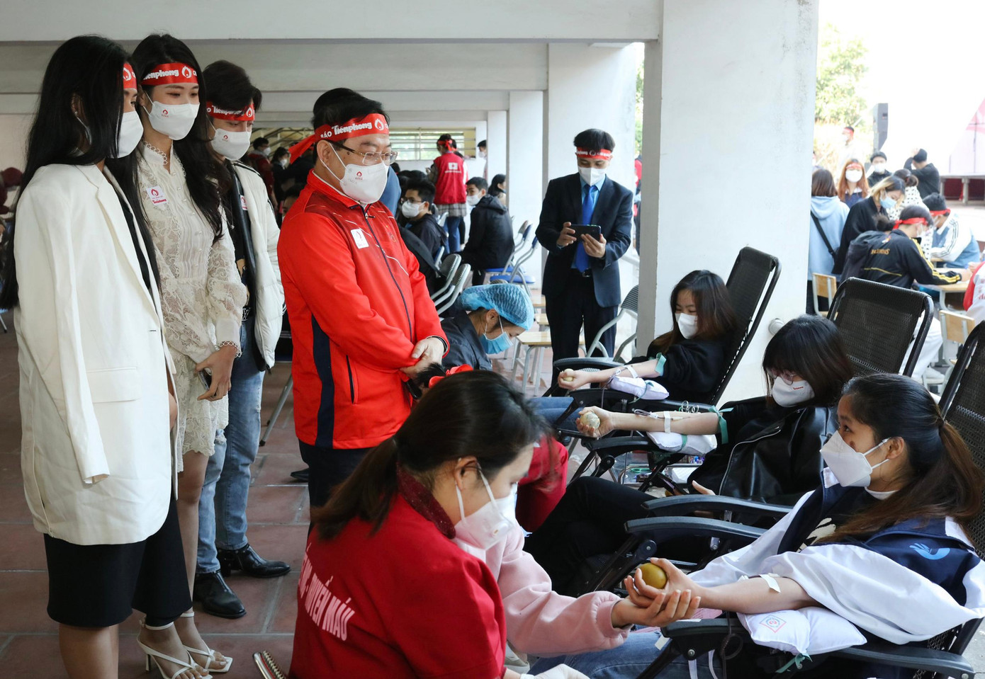 Nhà báo Lê Xuân Sơn cùng các đại biểu động viên các tình nguyện viên hiến máu.