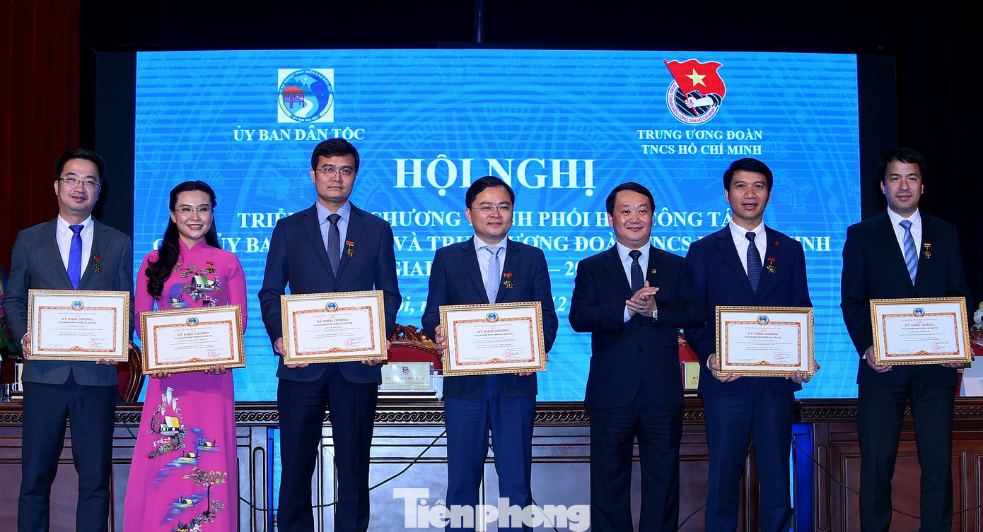 Ông Hầu A Lềnh - Ủy viên T.Ư Đảng, Bộ trưởng, Chủ nhiệm Ủy ban Dân tộc trao kỷ niệm chương "Vì sự phát triển các dân tộc" tặng Ban Bí thư T.Ư Đoàn. Ông Hầu A Lềnh - Ủy viên T.Ư Đảng, Bộ trưởng, Chủ nhiệm Ủy ban Dân tộc trao kỷ niệm chương "Vì sự phát triển các dân tộc" tặng Ban Bí thư T.Ư Đoàn.