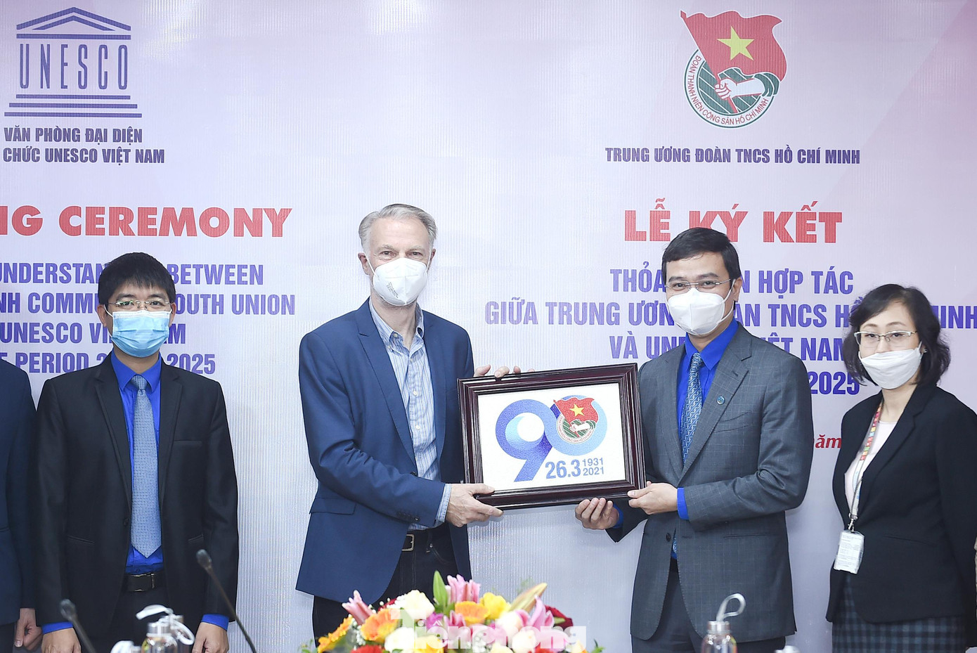 Anh Bùi Quang Huy tặng biểu trưng 90 năm Ngày truyền thống Đoàn TNCS Hồ Chí Minh tới ông Christian Manhart. Ảnh: Xuân Tùng Anh Bùi Quang Huy tặng biểu trưng 90 năm Ngày truyền thống Đoàn TNCS Hồ Chí Minh tới ông Christian Manhart. Ảnh: Xuân Tùng