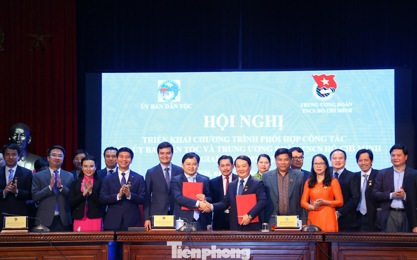 Anh Nguyễn Anh Tuấn và ông Hầu A Lềnh ký kết chương trình phối hợp hai bên giai đoạn 2021 - 2025. Anh Nguyễn Anh Tuấn và ông Hầu A Lềnh ký kết chương trình phối hợp hai bên giai đoạn 2021 - 2025.