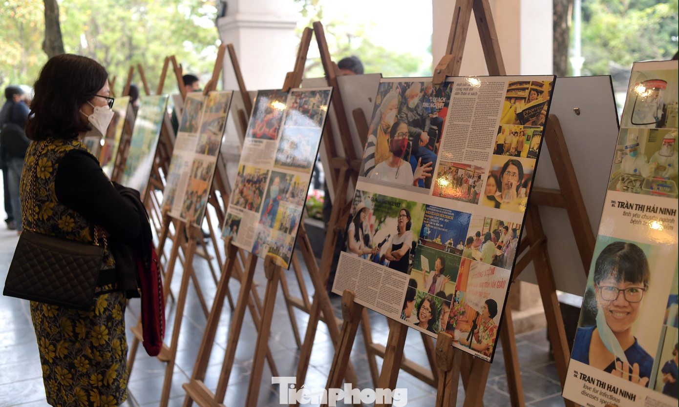 Tác giả đã ghi lại các khoảnh khắc, câu chuyện về hoạt động: Xét nghiệm nhanh, truy vết F0, Chung tay vì cộng đồng, Hiến máu cứu bệnh nhân, Người dân về quê tránh dịch, lễ tưởng niệm đồng bào tử vong, cán bộ chiến sỹ hy sinh trong đại dịch... và khép lại bằng chuỗi hình ảnh lạc quan tươi sáng "những hoạt động bình thường mới". Tác giả đã ghi lại các khoảnh khắc, câu chuyện về hoạt động: Xét nghiệm nhanh, truy vết F0, Chung tay vì cộng đồng, Hiến máu cứu bệnh nhân, Người dân về quê tránh dịch, lễ tưởng niệm đồng bào tử vong, cán bộ chiến sỹ hy sinh trong đại dịch... và khép lại bằng chuỗi hình ảnh lạc quan tươi sáng "những hoạt động bình thường mới".