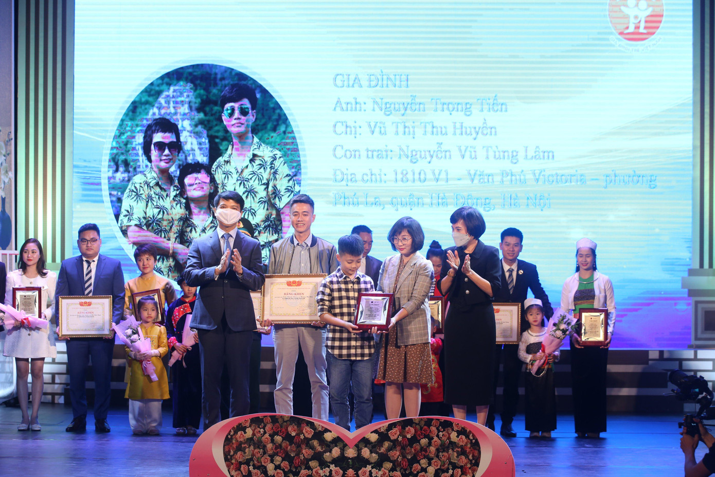 Anh Nguyễn Ngọc Lương - Bí thư T.Ư Đoàn, Chủ tịch Hội LHTN Việt Nam, và bà Phạm Thúy Dung - Giám đốc miền bắc PNJ trao khen thưởng cho các gia đình trẻ tiêu biểu trong chương trình. Ảnh: Lâm Đăng Hải. Anh Nguyễn Ngọc Lương - Bí thư T.Ư Đoàn, Chủ tịch Hội LHTN Việt Nam, và bà Phạm Thúy Dung - Giám đốc miền bắc PNJ trao khen thưởng cho các gia đình trẻ tiêu biểu trong chương trình. Ảnh: Lâm Đăng Hải.