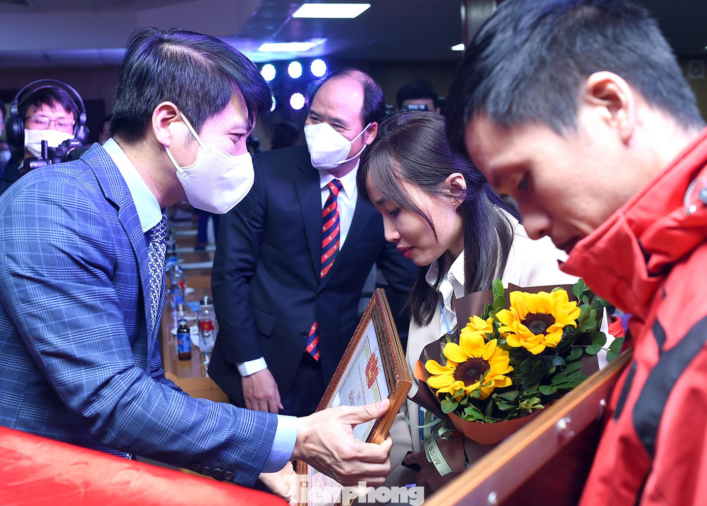 Anh Nguyễn Ngọc Lương trao tặng bằng khen đến các gương thanh niên khuyết tật 'tỏa sáng nghị lực Việt" năm 2021