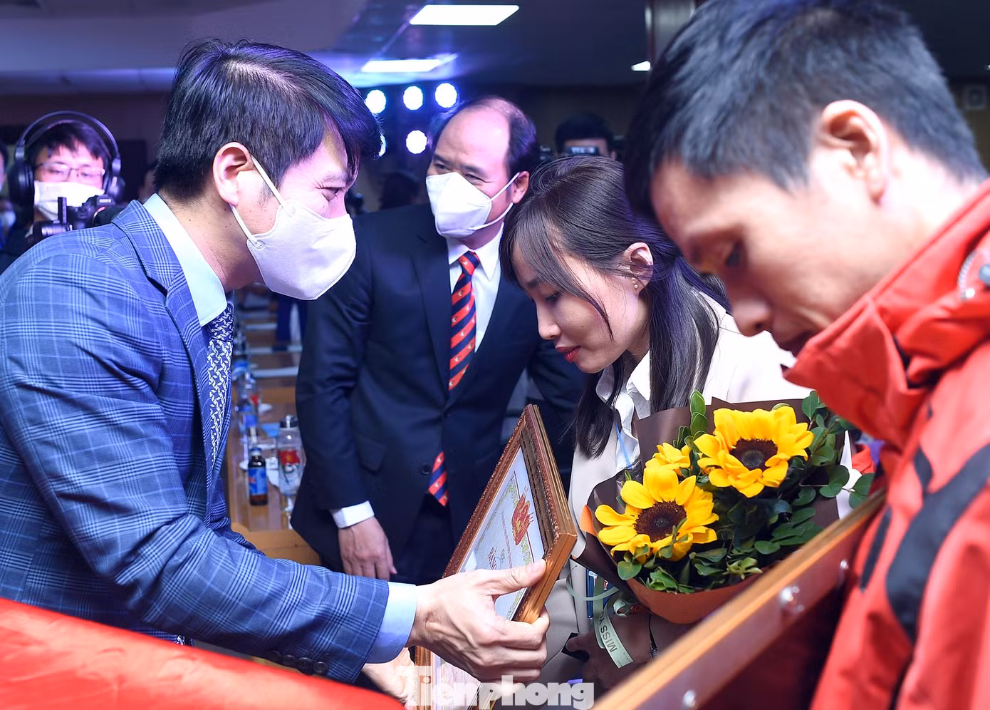 Anh Nguyễn Ngọc Lương trao tặng bằng khen đến các gương thanh niên khuyết tật 'tỏa sáng nghị lực Việt" năm 2021