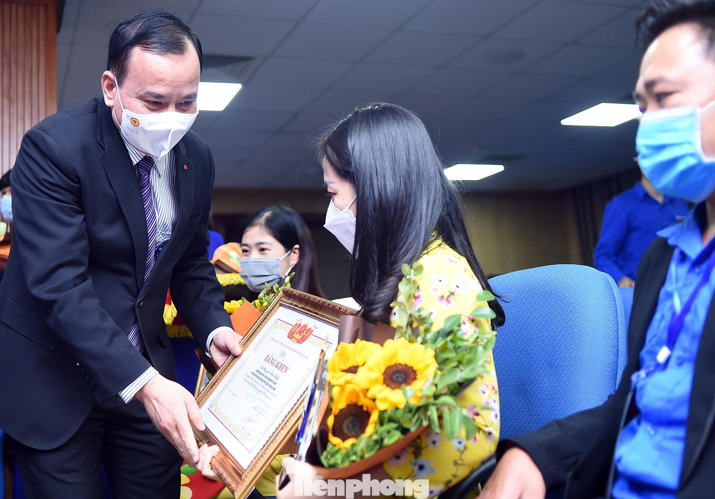 Ông Nguyễn Lam - Phó Trưởng ban Dân vận Trung ương trao khen thưởng các gương "tỏa sáng nghị lực Việt" năm 2021.