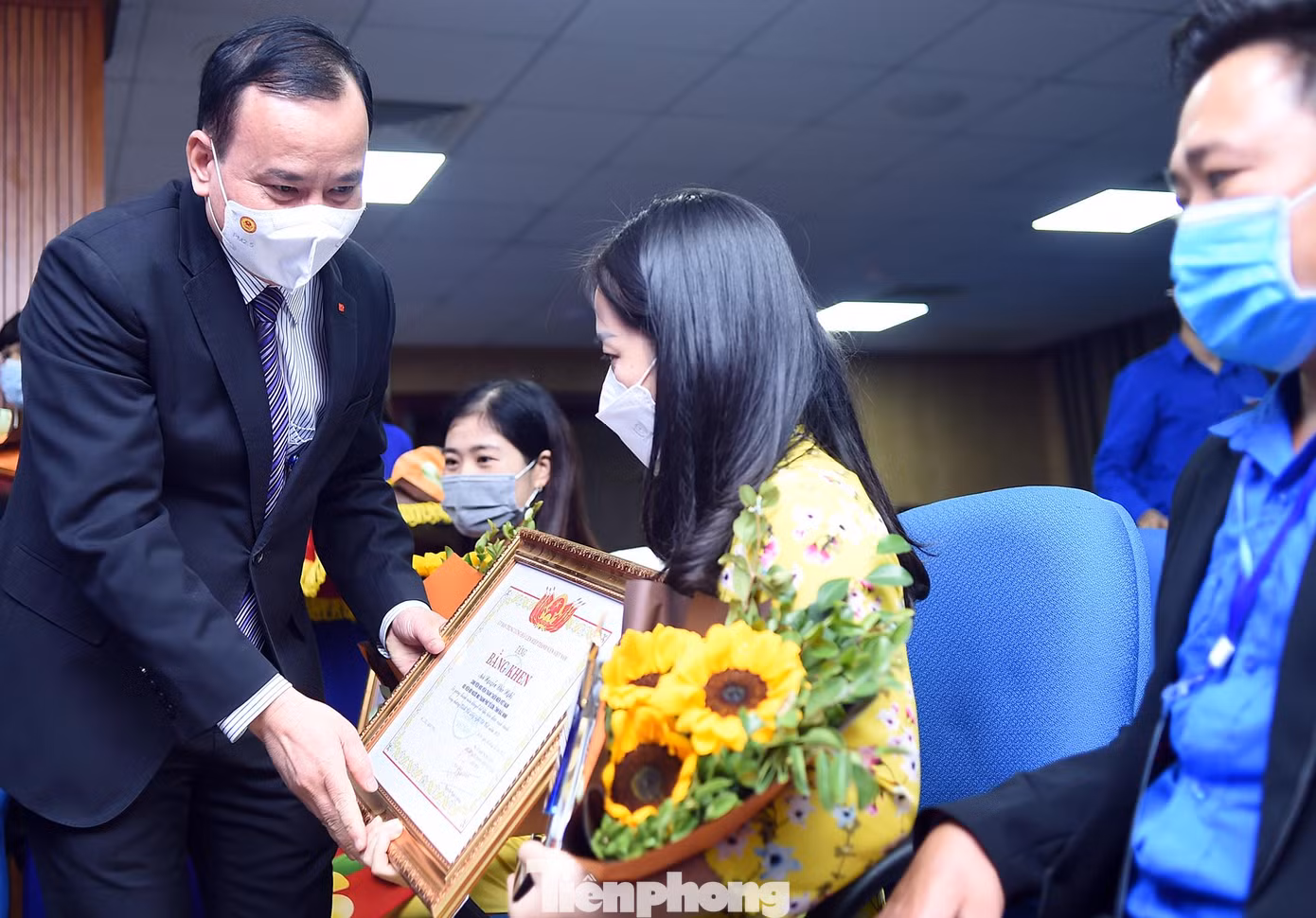 Ông Nguyễn Lam - Phó Trưởng ban Dân vận Trung ương trao khen thưởng các gương "tỏa sáng nghị lực Việt" năm 2021.