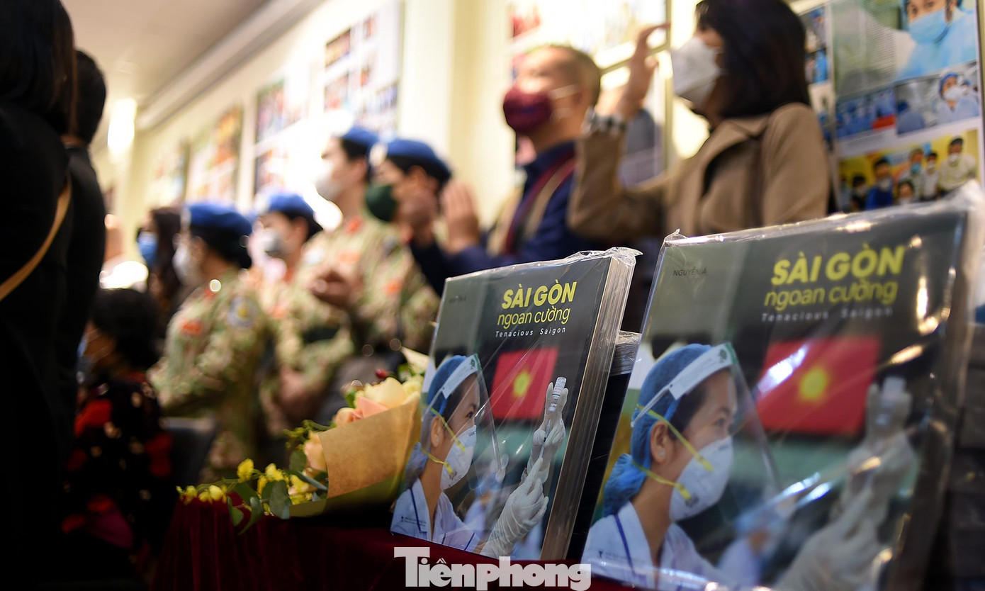 Những tác phẩm trưng bày triển lãm nằm trong hai cuốn sách “Chúng tôi là Việt Nam” và “Sài Gòn ngoan cường” của tác giả Nguyễn Á cũng ra mắt dịp này. Những tác phẩm trưng bày triển lãm nằm trong hai cuốn sách “Chúng tôi là Việt Nam” và “Sài Gòn ngoan cường” của tác giả Nguyễn Á cũng ra mắt dịp này.