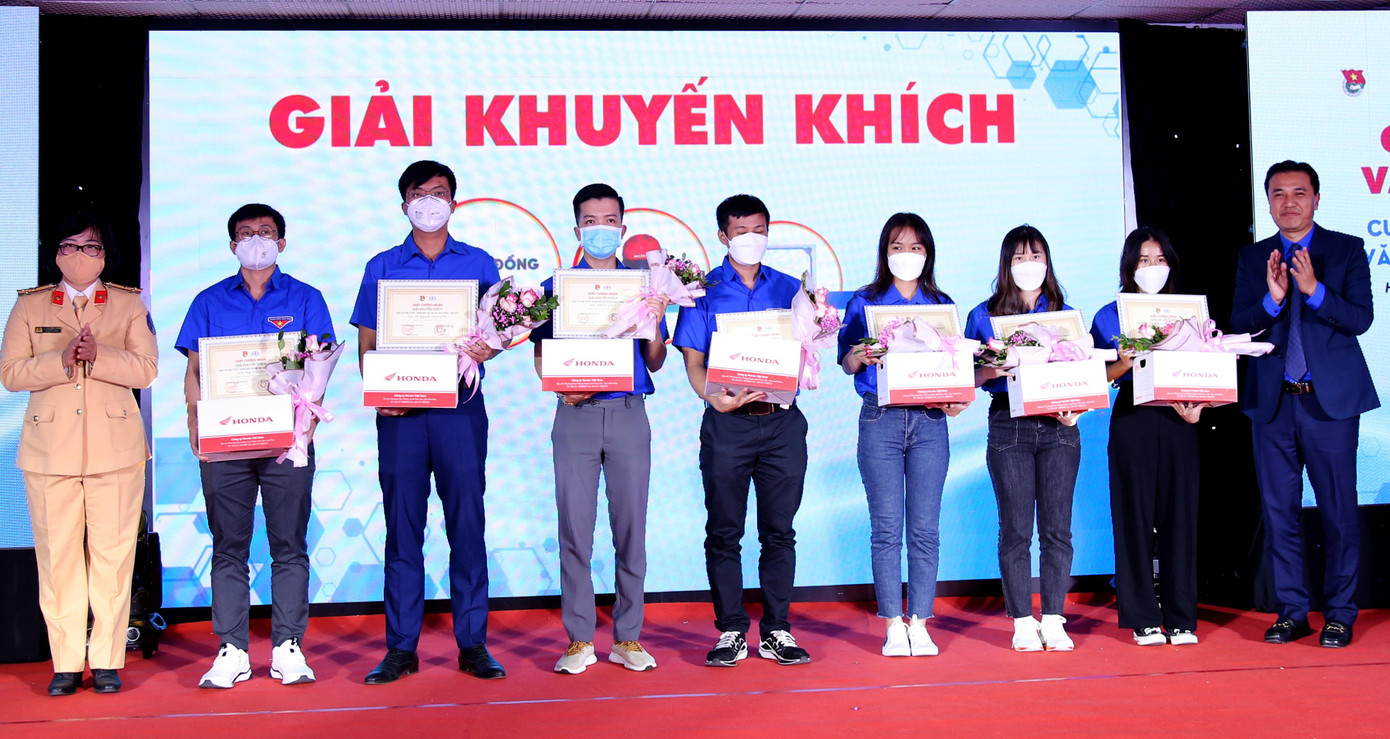 Ban Tổ chức trao giải Khuyến khích cho các thí sinh. Ảnh: Lâm Đăng Hải.