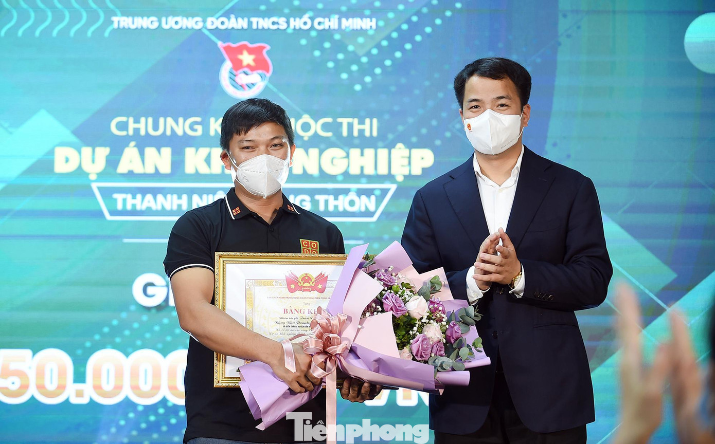 Anh Ngô Văn Cương trao giải Nhất cho anh Lương Văn Trường - đại diện nhóm dự án "Nông trại Cờ Đỏ". Anh Ngô Văn Cương trao giải Nhất cho anh Lương Văn Trường - đại diện nhóm dự án "Nông trại Cờ Đỏ".