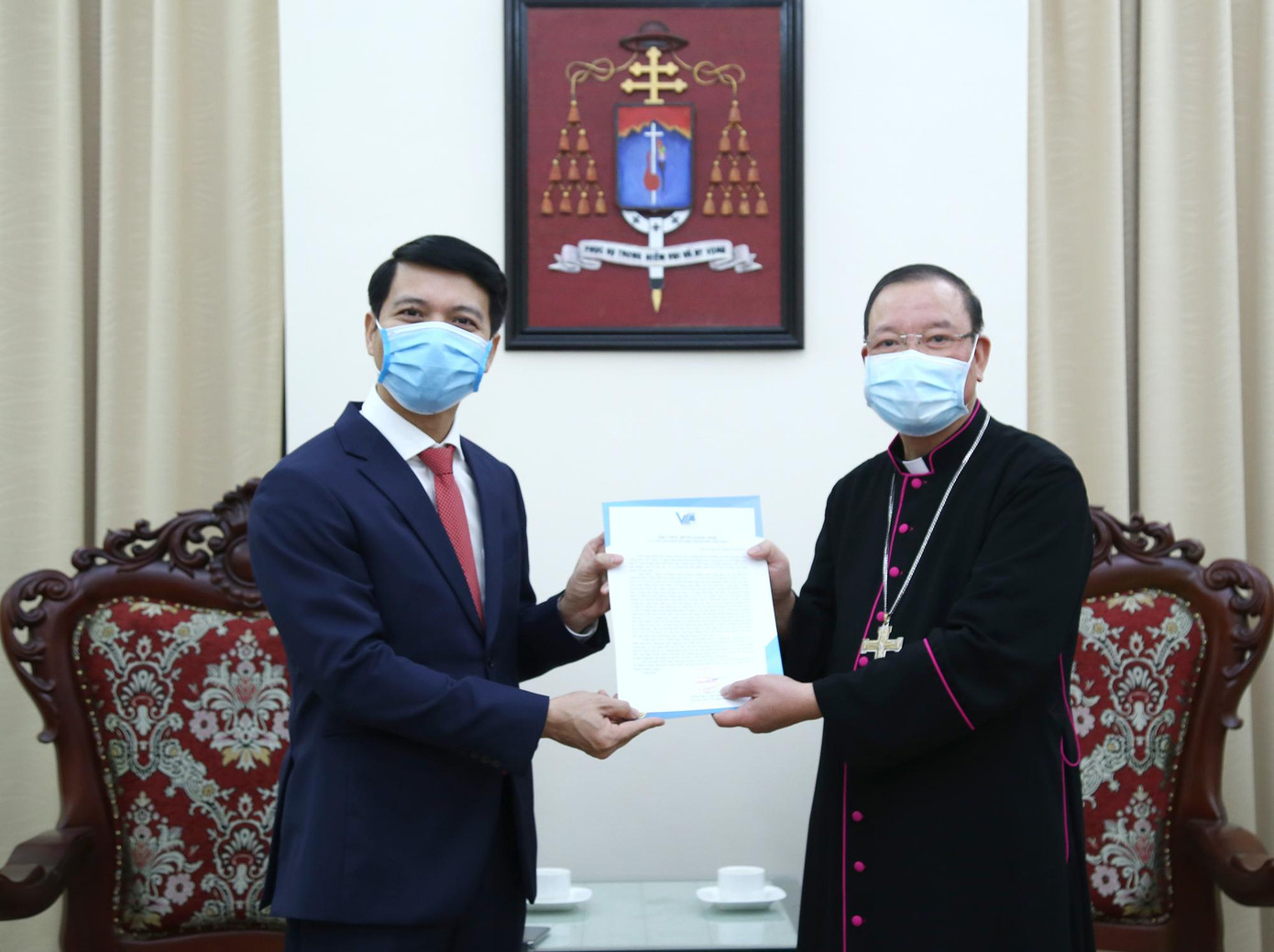 Anh Nguyễn Ngọc Lương trao thư chúc mừng Giáng sinh. Ảnh: Lâm Đăng Hải Anh Nguyễn Ngọc Lương trao thư chúc mừng Giáng sinh. Ảnh: Lâm Đăng Hải