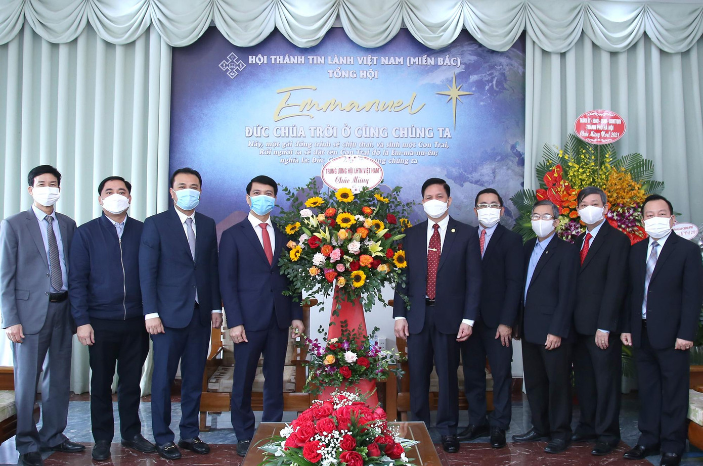 Anh Nguyễn Ngọc Lương tặng hoa chúc mừng Tổng hội Thánh Tin lành Việt Nam (miền Bắc). Ảnh: Lâm Đăng Hải Anh Nguyễn Ngọc Lương tặng hoa chúc mừng Tổng hội Thánh Tin lành Việt Nam (miền Bắc). Ảnh: Lâm Đăng Hải