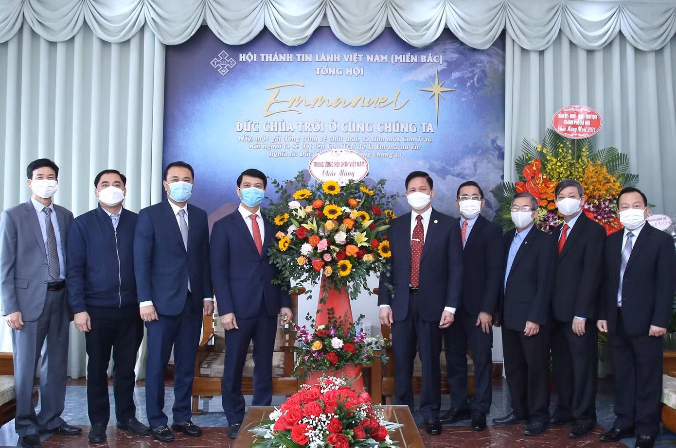 Anh Nguyễn Ngọc Lương tặng hoa chúc mừng Tổng hội Thánh Tin lành Việt Nam (miền Bắc). Ảnh: Lâm Đăng Hải