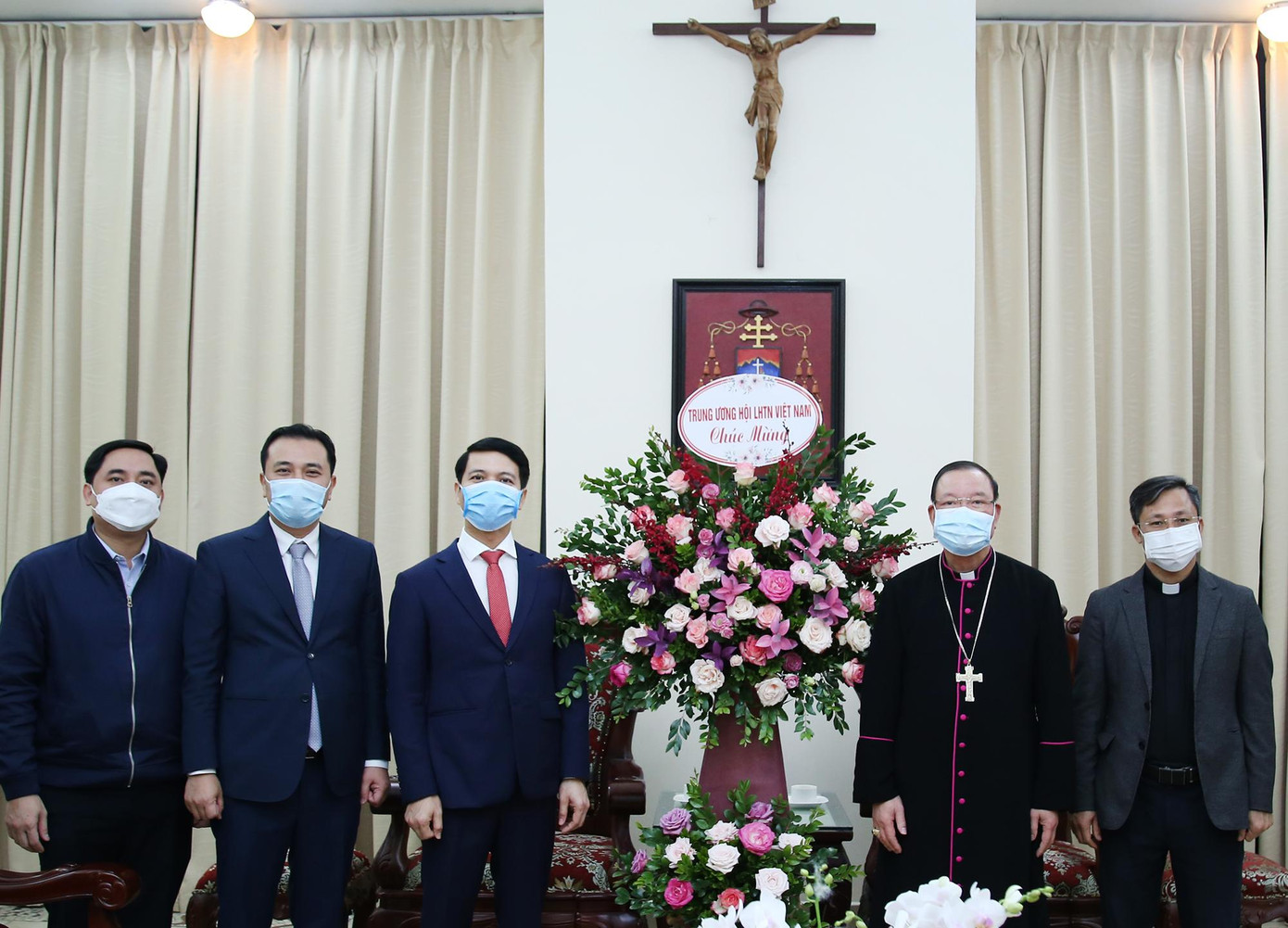 Anh Nguyễn Ngọc Lương tặng hoa chúc mừng Tổng Giám mục Hà Nội. Ảnh: Lâm Đăng Hải Anh Nguyễn Ngọc Lương tặng hoa chúc mừng Tổng Giám mục Hà Nội. Ảnh: Lâm Đăng Hải