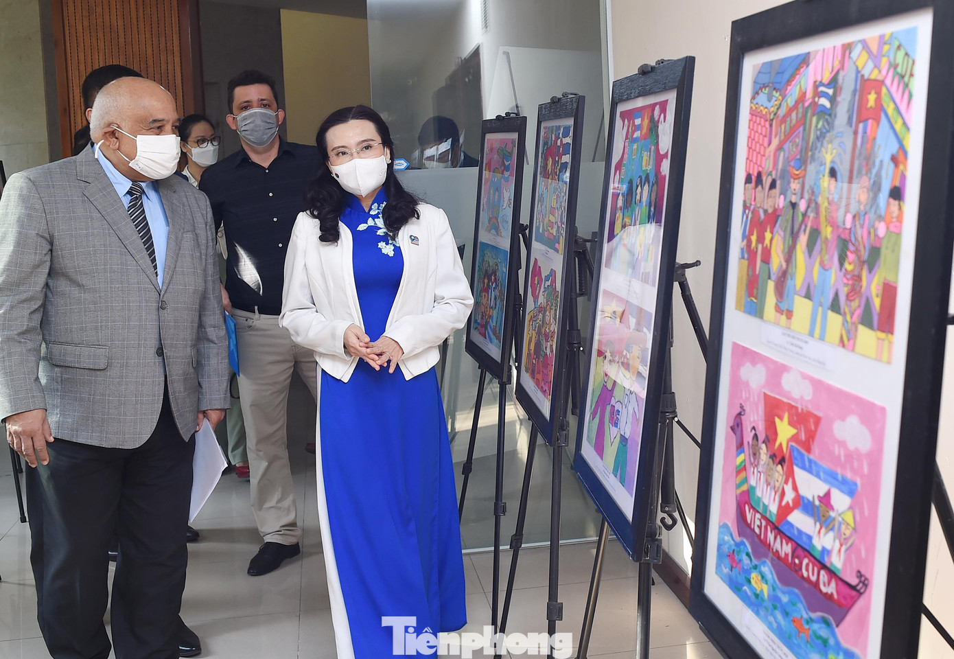 Chị Nguyễn Phạm Duy Trang giới thiệu với ông Orlando Nicolás Hernández Guillén về các tác phẩm trưng bày triển lãm “Cuba dưới ánh mắt thiếu nhi Việt Nam” trong khuôn khổ tọa đàm. Ảnh: Xuân Tùng. Chị Nguyễn Phạm Duy Trang giới thiệu với ông Orlando Nicolás Hernández Guillén về các tác phẩm trưng bày triển lãm “Cuba dưới ánh mắt thiếu nhi Việt Nam” trong khuôn khổ tọa đàm. Ảnh: Xuân Tùng.