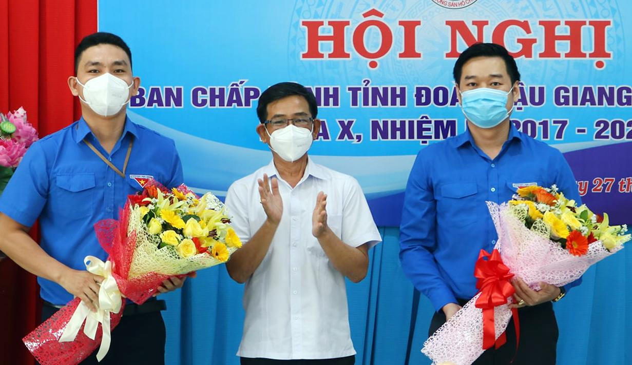 Anh Bùi Hữu Lộc (ngoài cùng bên phải) làm Bí thư Tỉnh Đoàn Hậu Giang. Ảnh: TĐHG