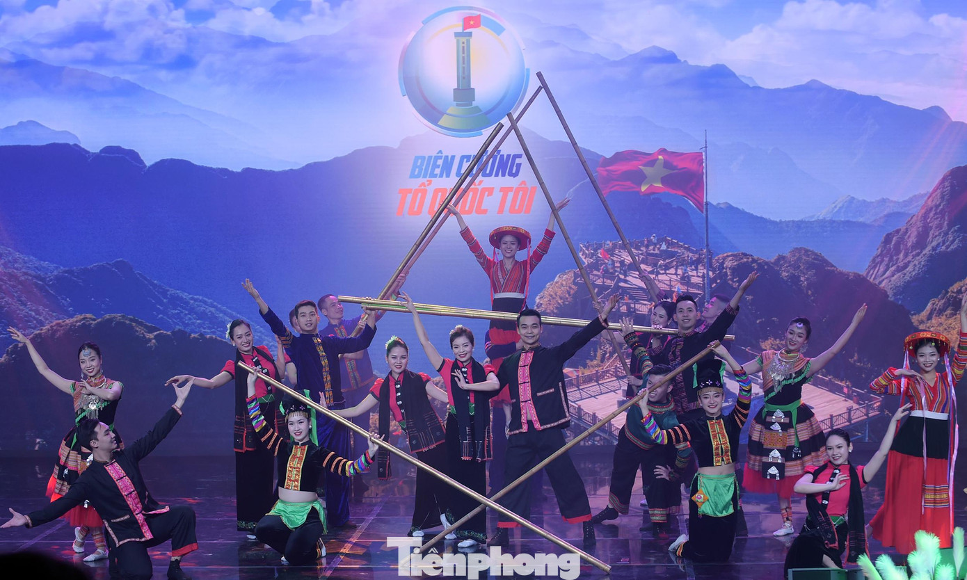 Lễ trao giải thưởng cuộc thi tìm hiểu "Biên cương Tổ quốc tôi". Ảnh: Xuân Tùng Lễ trao giải thưởng cuộc thi tìm hiểu "Biên cương Tổ quốc tôi". Ảnh: Xuân Tùng